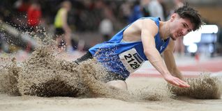 Dmitrij Krom im Sandkasten. Der Sindelfinger Dreispringer will sich in Frankfurt am Wochenende zum Süddeutschen Meister küren und die Norm für die U18-EM in Italien knacken. Bild: Görlitz
